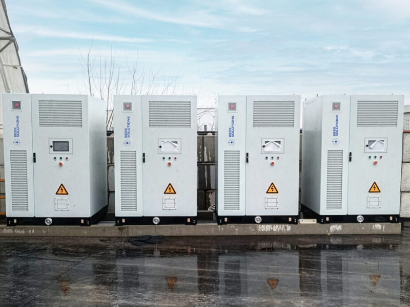 Battery energy storage for comercial use instaled near commercial building